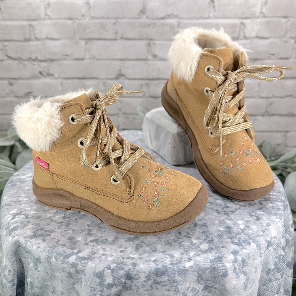 OskKosh B’Gosh Alana EverPlay Tan Faux Suede Fur Trim Hiker Boot Girls 9M❄️EUC❄️